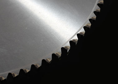 O carboneto viu que corte do metal da lâmina viu as lâminas para o alumínio eliminar claramente