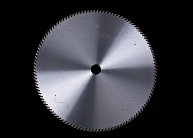 A circular viu as lâminas para o corte de madeira