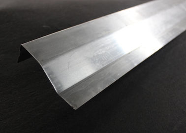 Decorar o metal suspendeu o teto de alumínio Ondulação deu forma a 0.7mm para telhas do teto do escritório