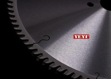 o TCT de 96 dentes circular viu o carboneto das lâminas derrubado cortando o painel de aço 300mm