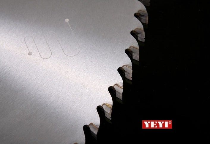 O TCT multifuncional circular viu a lâmina para cortar o painel baseado madeira 300mm no revestimento do cetim